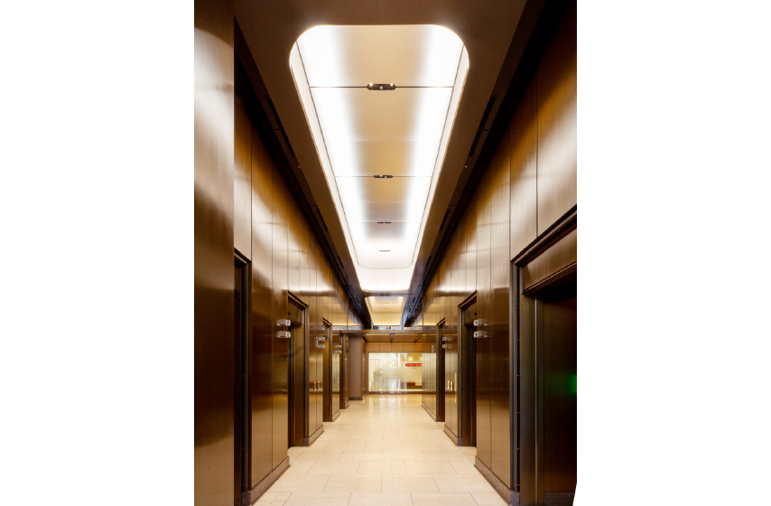 エレベーターホール 天井(2021年)照明枠:スチール 塗装仕上照明ボックス:アルミパンチング 塗装仕上照明ボックス内天井:アルポリック
