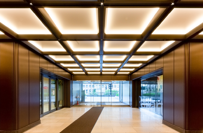 サブエントランス天井格子(2021年):スチール 塗装仕上天井(2021年):アルミ 塗装仕上