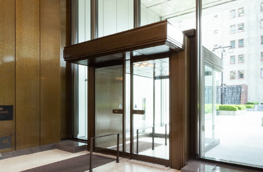 風除室(1980年):ブロンズ 硫化イブシ仕上