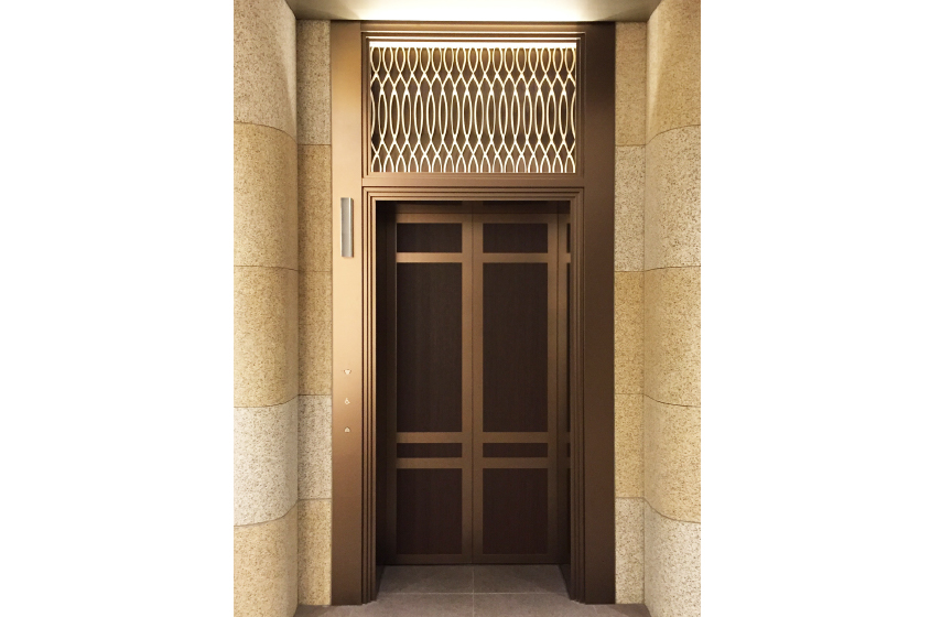 エレベーター三方枠：発色ステンレス バイブレーション仕上欄間：キャストアルミ 塗装仕上