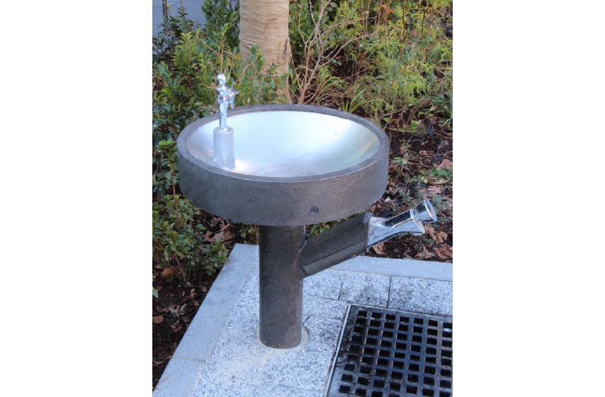 水飲み:鋳鉄 溶融亜鉛メッキ リン酸処理仕上