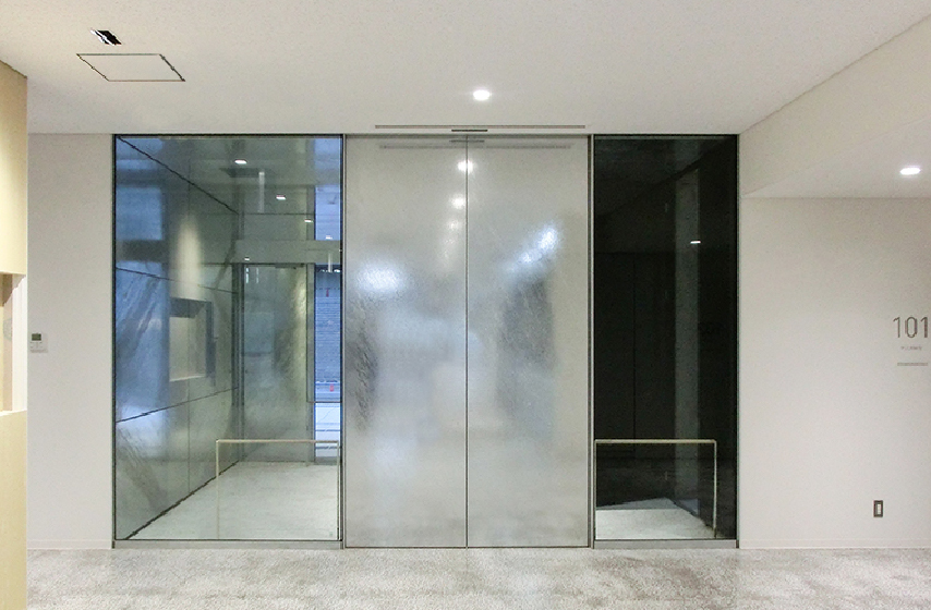 自動ドア：スチール 溶融亜鉛メッキ仕上