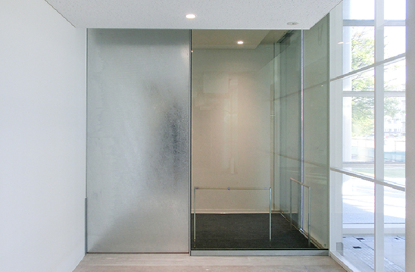 自動ドア：スチール 溶融亜鉛メッキ仕上