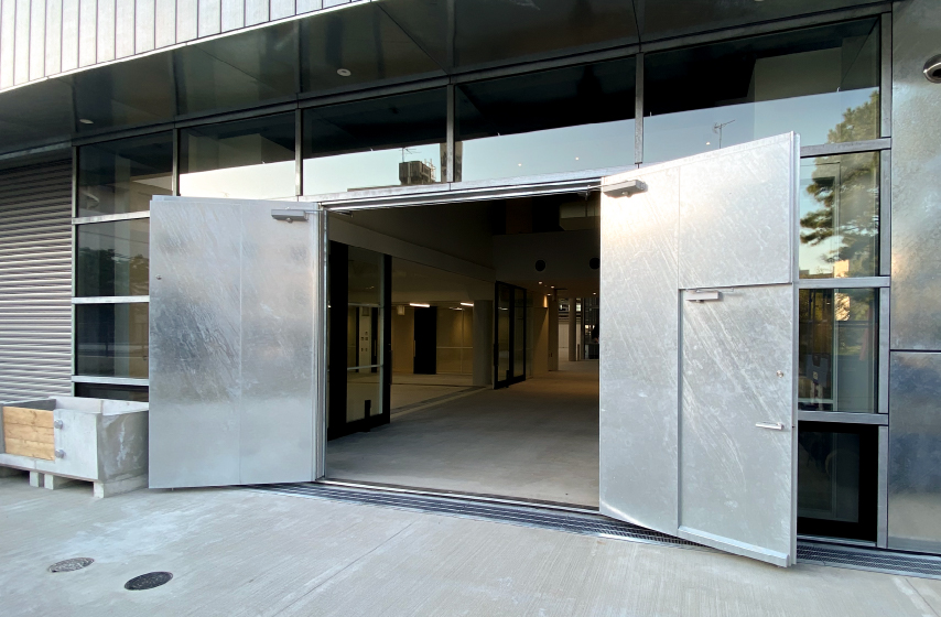 スクリーン・潜戸付きフラッシュドア：スチール 溶融亜鉛メッキ仕上