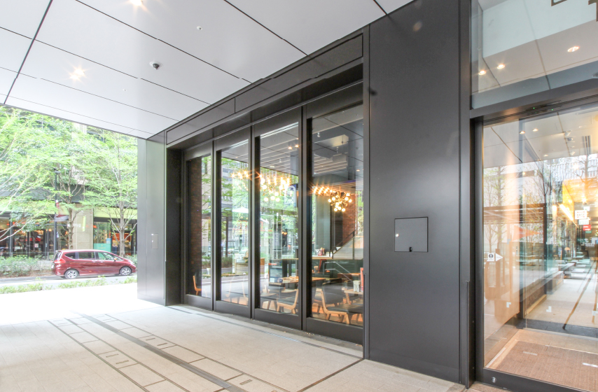 可動スクリーン〈STスライドシステム〉：ステンレス フッ素樹脂焼付塗装仕上