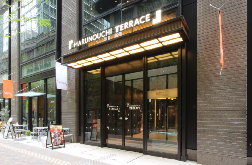 エントランス 風除室自動引分框扉・庇：ステンレス フッ素樹脂焼付塗装仕上