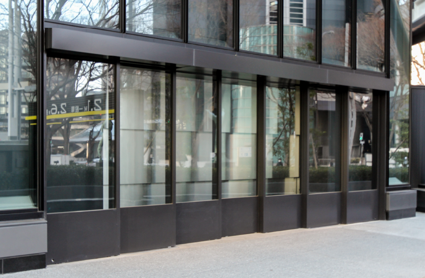 搬入用エレベーター前面 手動引戸:ステンレス フッ素樹脂塗装仕上