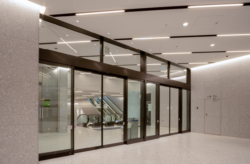 自動引分細框扉〈STスリム〉:ステンレス STスーパーブラック MTブラスト仕上