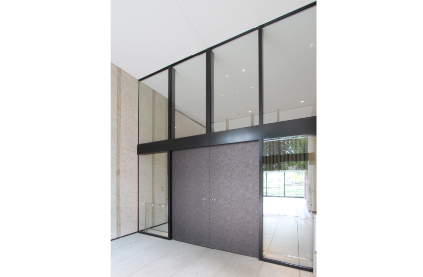 自動引分フラッシュ扉・FIX・枠:ステンレス ウレタン樹脂塗装仕上扉:スチール 錆止塗装まで(ダイノックシート貼別途)