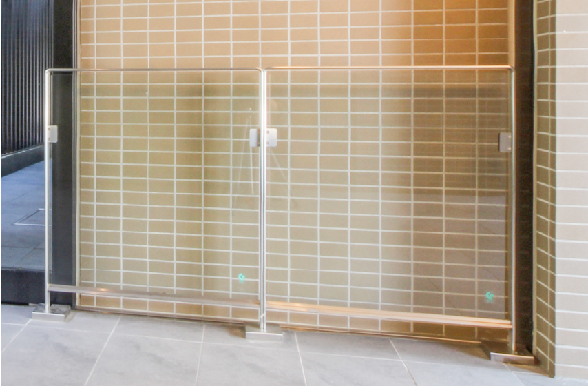 自動ドア用防護柵〈STガード〉:ステンレス ヘアーライン仕上