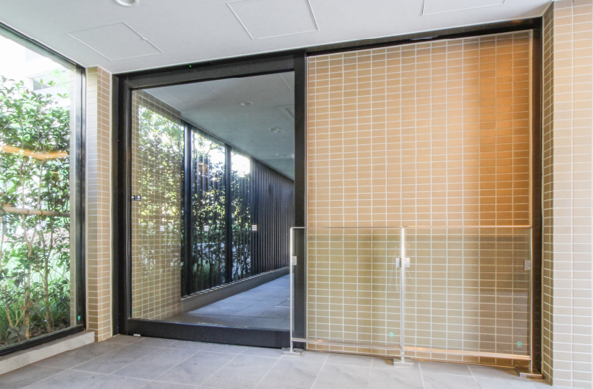 自動片引框扉:ステンレス ウレタン樹脂塗装仕上