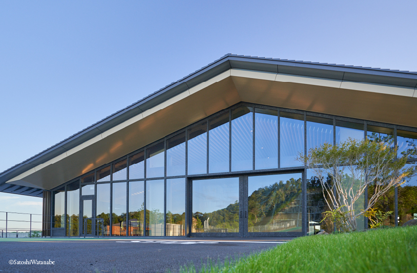 カーテンウォール・手動引分扉：スチール 溶融亜鉛メッキ リン酸処理仕上