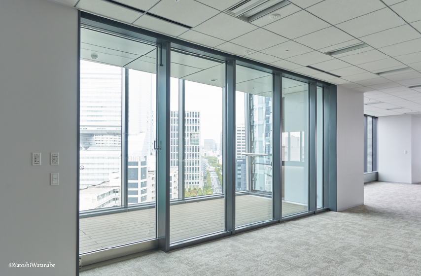 手動片引扉：ステンレス バイブレーション仕上FIX枠：アルミ ウレタン樹脂焼付塗装仕上・ステンレス バイブレーション仕上