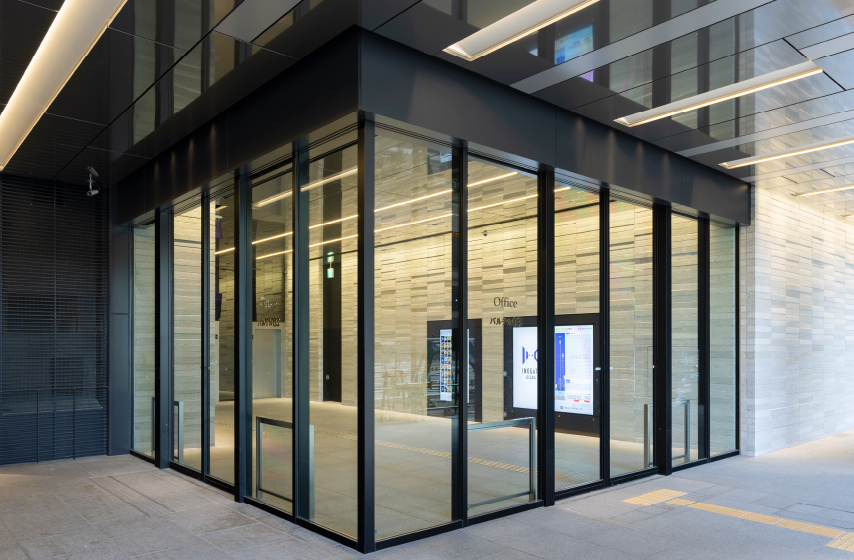 風除室 自動引分框扉:ステンレス STスーパーブラック バイブレーション仕上自動ドア 防護柵:ステンレス バイブレーション仕上