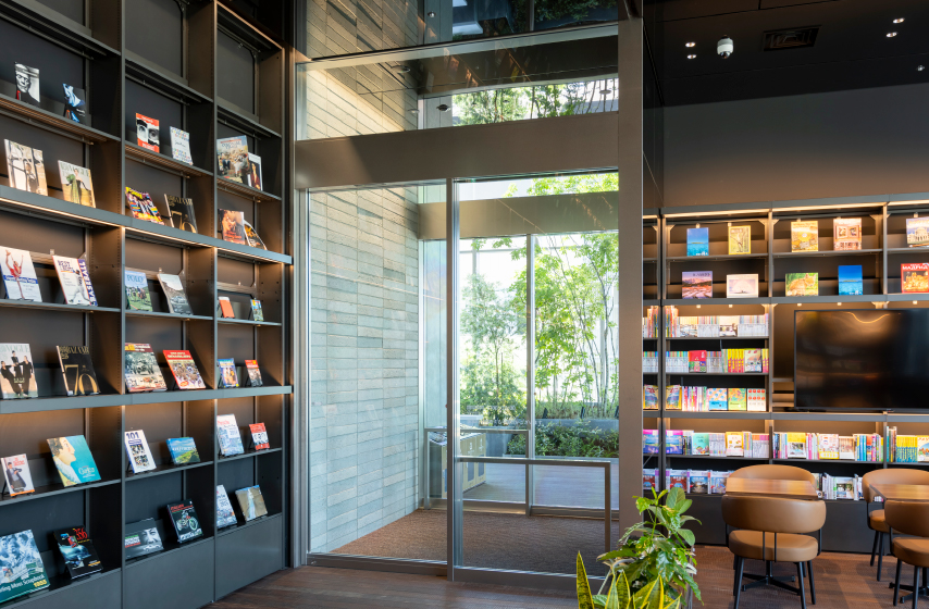 自動片引分框扉:ステンレス バイブレーション仕上自動ドア 防護柵:ステンレス バイブレーション仕上