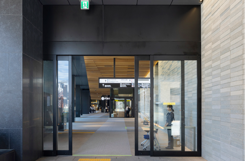 自動引分框扉:ステンレス STスーパーブラック バイブレーション仕上自動ドア 防護柵:ステンレス バイブレーション仕上