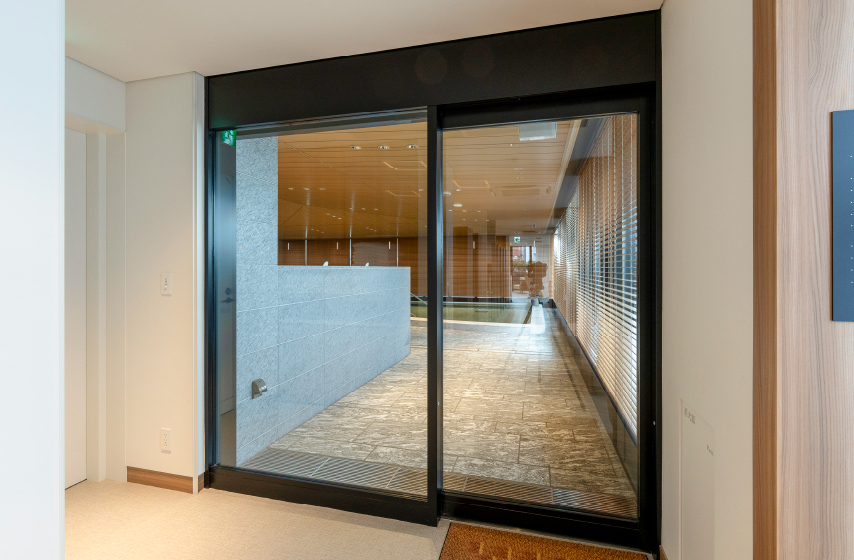 自動片引扉：ステンレス フッ素樹脂焼付塗装仕上