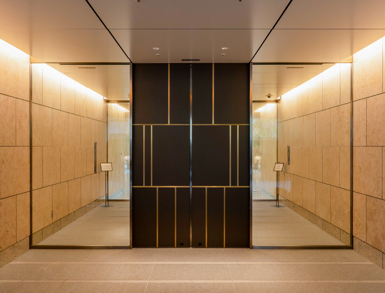 風除室自動引分扉：カラーステンレス ヘアーライン仕上