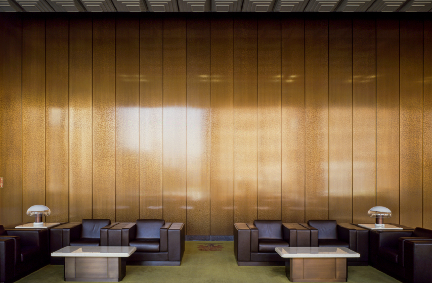 エントランスホール 壁:ブロンズ 硫化イブシ仕上