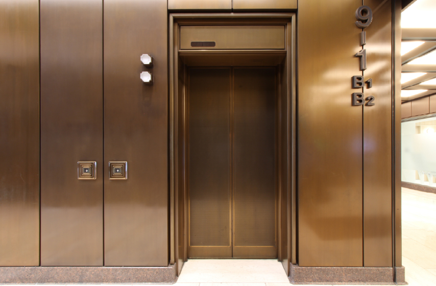 エレベーターホール:ブロンズ 硫化イブシ仕上