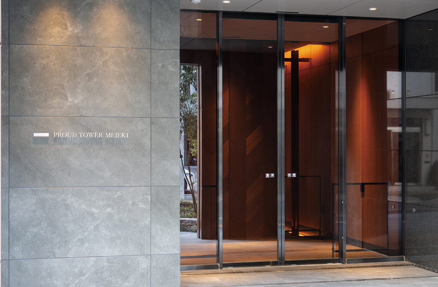 風除室 自動引分框扉：ステンレス STスーパーブラック バイブレーション仕上