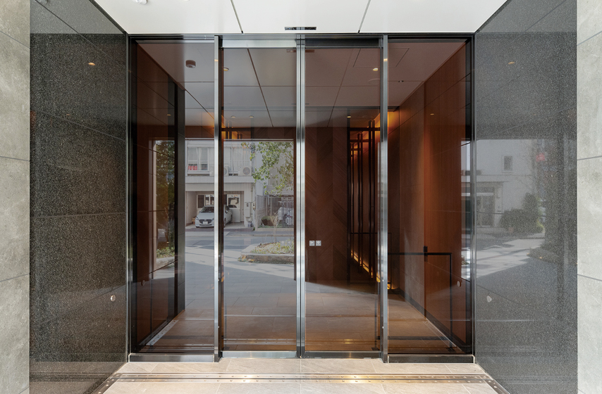 風除室 自動引分框扉：ステンレス STスーパーブラック バイブレーション仕上