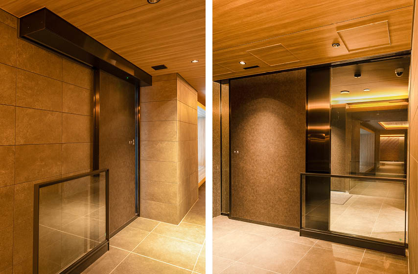 左自動片引框扉:ステンレス STスーパーブラック ヘアーライン仕上右風除室袖FIX付自動片引扉:ステンレス STスーパーブラック ヘアーライン仕上