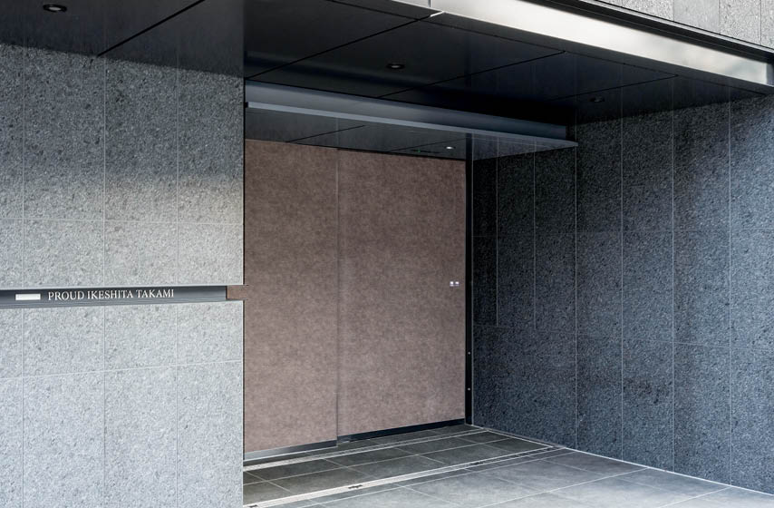 風除室自動片引扉:ステンレス STスーパーブラック ヘアーライン・シート貼仕上