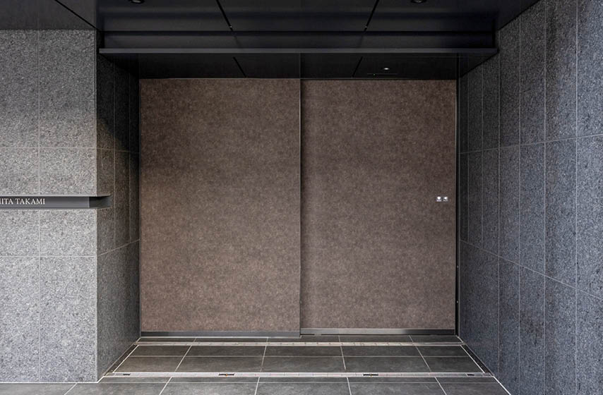 風除室自動片引扉:ステンレス STスーパーブラックヘアーライン・シート貼仕上